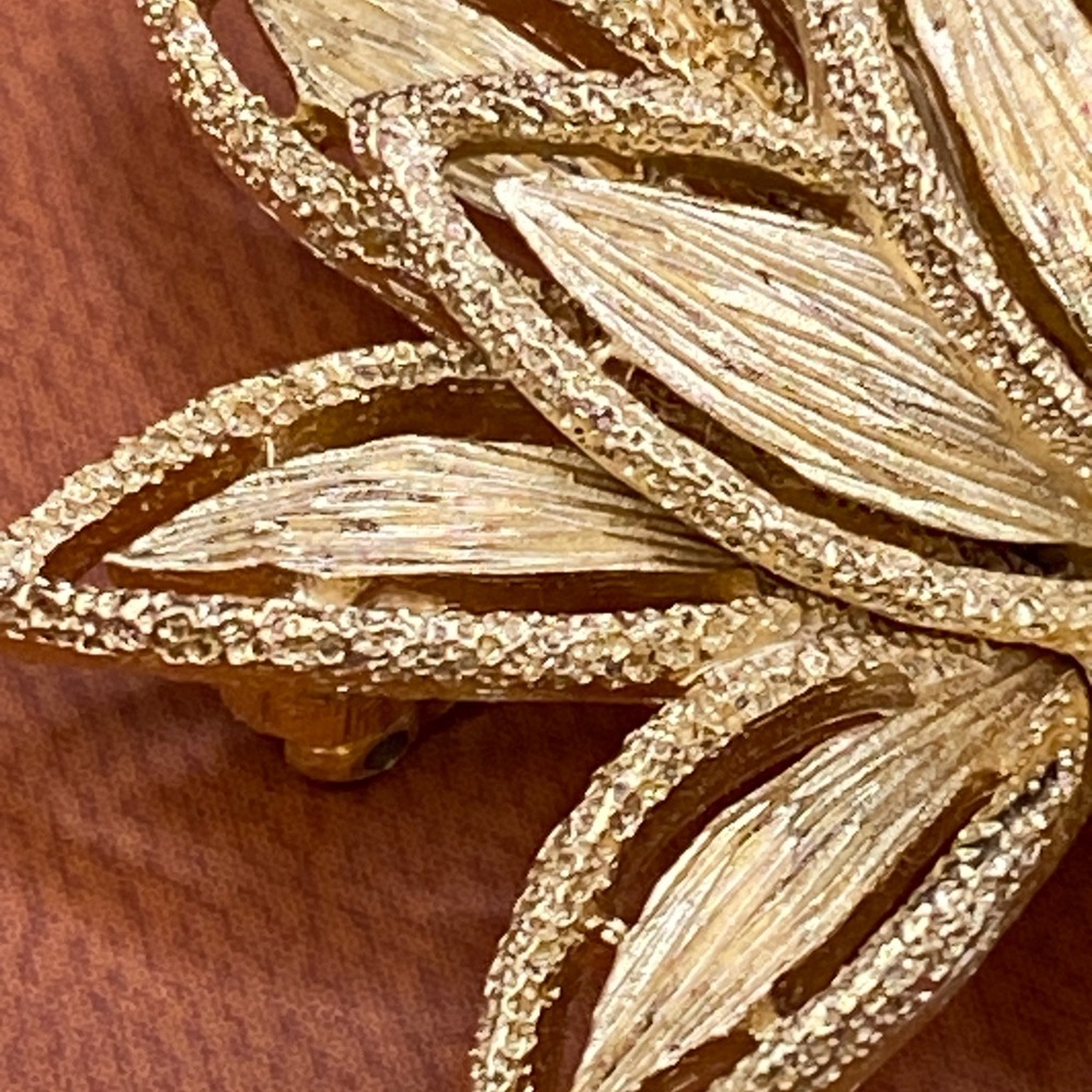 Avon Vintage 3 Heart Arrow Brooch / Avon Blooming Lotus Flower Brooch Bundle - Picture 6 of 11